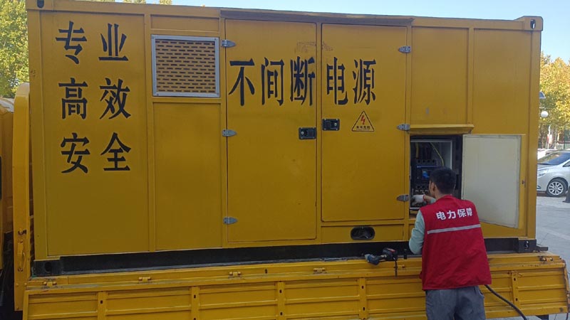 大新柴油发电机组和UPS电源配合使用时，如何避免切换过程中的电力中断？